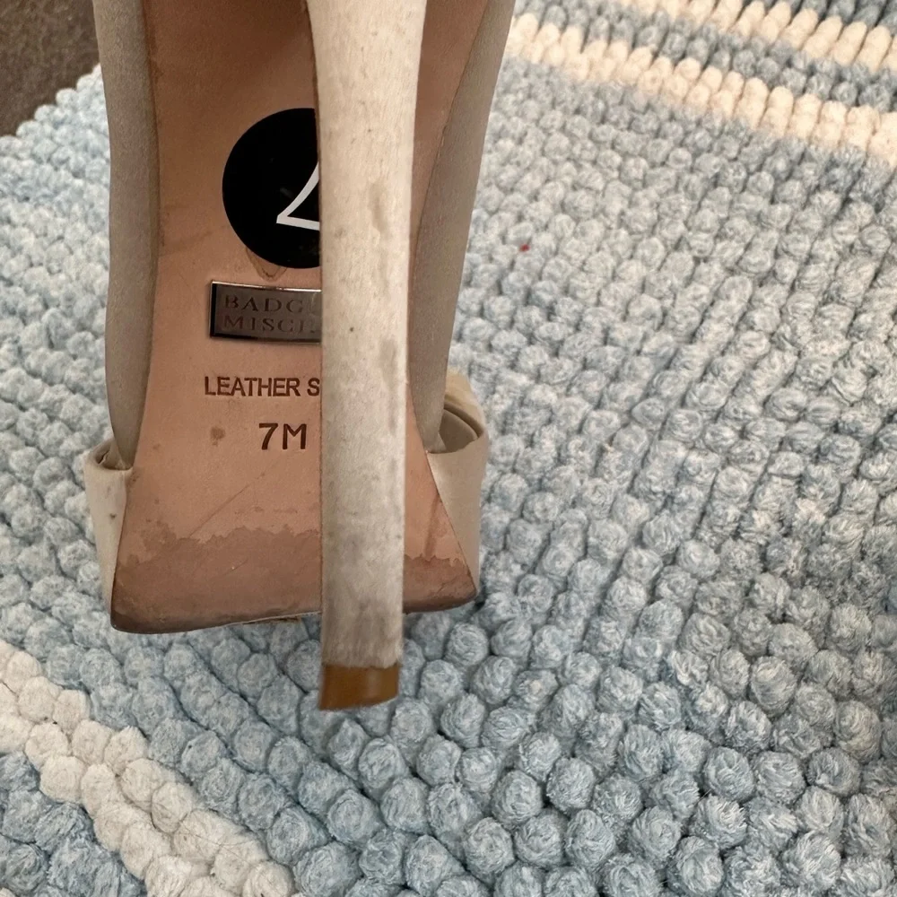 Badgley Mischka Champagne Satin Heels Size 7 - Picture 5 of 7
